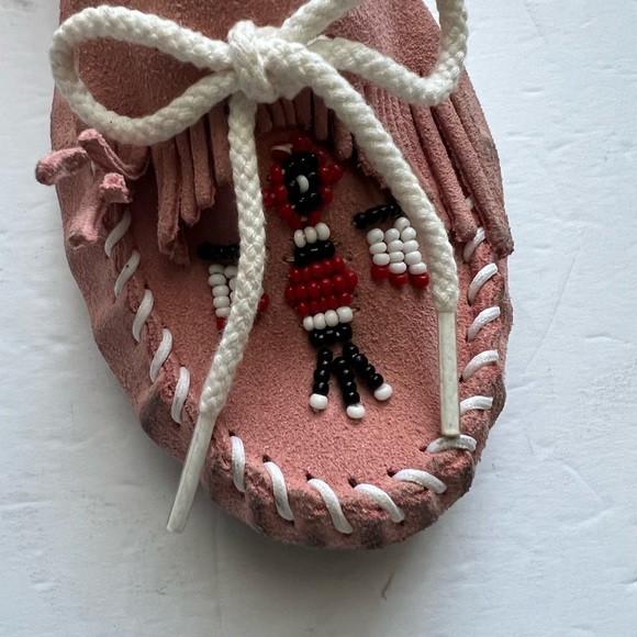 GUC Minnetonka Women's Pink Thunderbird Beaded Moccasin  SZ-8 - Picture 4 of 9